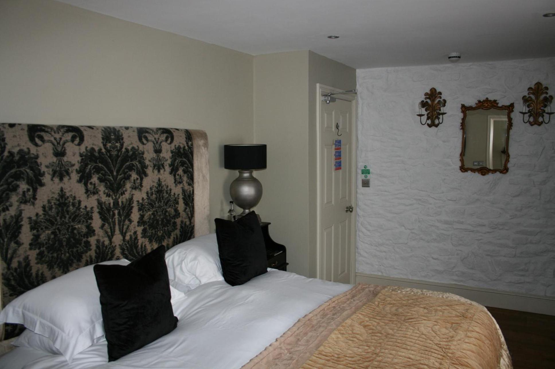The New White Lion Hotel Llandovery Buitenkant foto